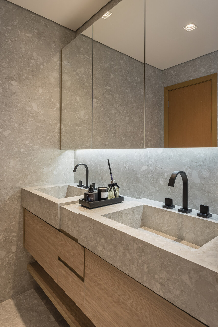 Banheiro atemporal com revestimentos neutros