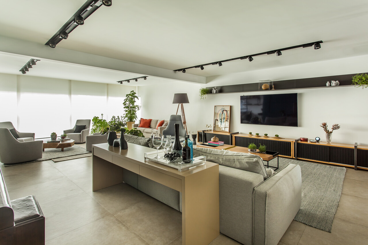 Apartamento moderno e aconchegante por Gigi Gorenstein